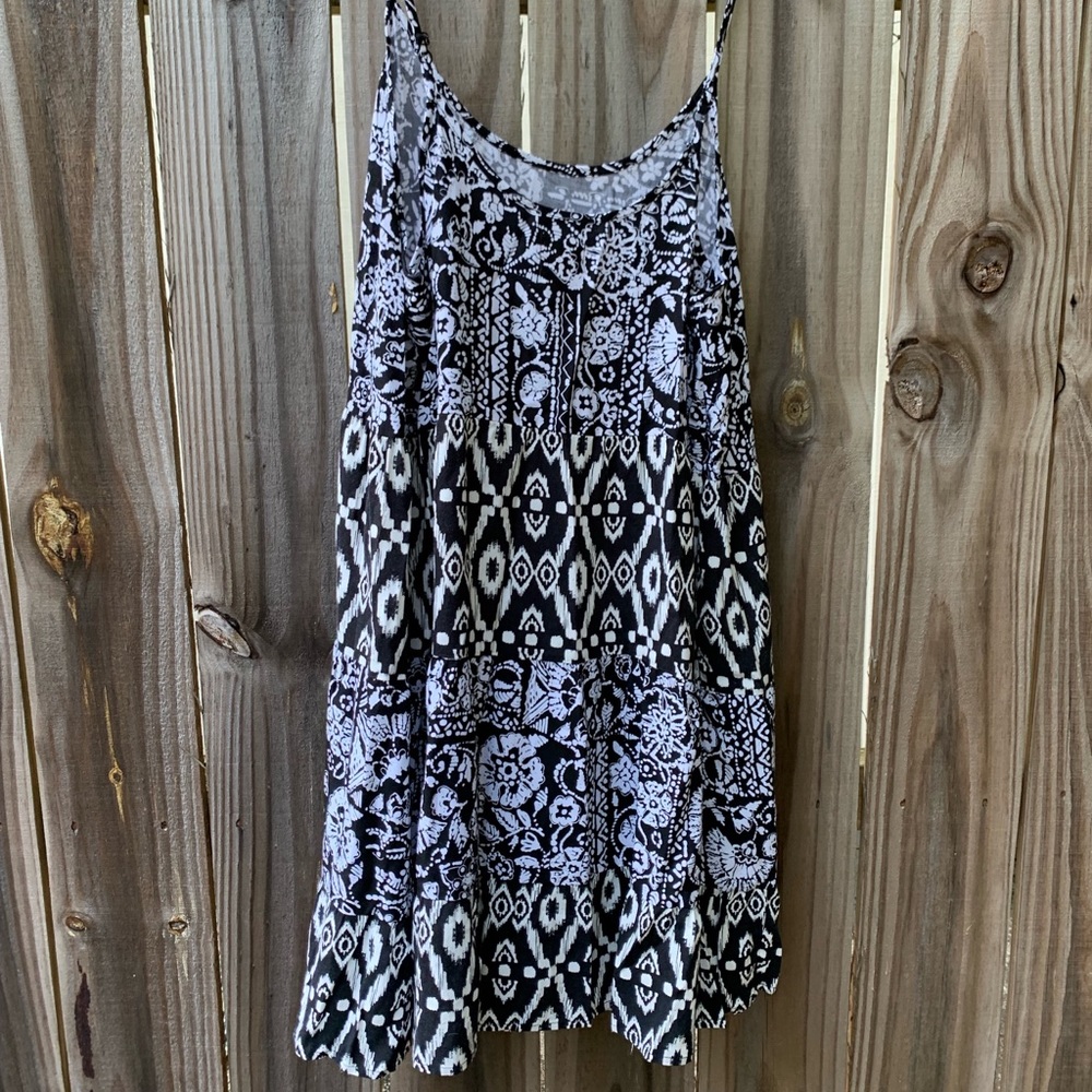 Junior’s Mossimo Patterned Asymmetrical Dress. - image 6